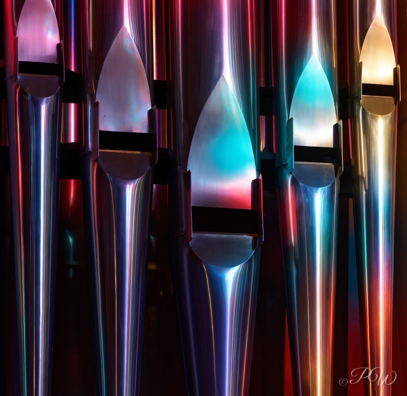 Illuminated organ pipes